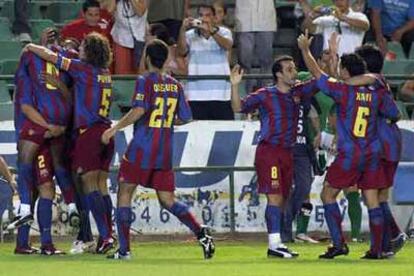 Giuly celebra su gol, el primero del Barcelona, mientras en otro grupito Ronaldinho es abrazado por Puyol y Edmilson.