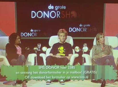 Los tres participantes en el falso <i>reality</i> emitido este viernes por un canal de televisión holandés, durante la retransmisión del programa.
