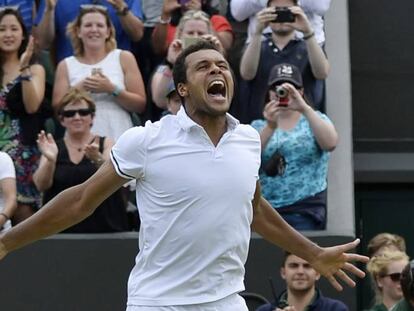 Tsonga celebra su triunfo contra Isner.