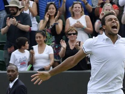 Tsonga celebra su triunfo contra Isner.