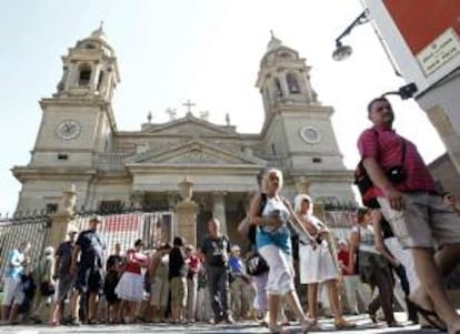 Un grupo de turistas pasa por delante de la fachada de estilo neoclásico de la catedral de Pamplona, diseñada en 1783 por Ventura Rodríguez. EFE/Archivo