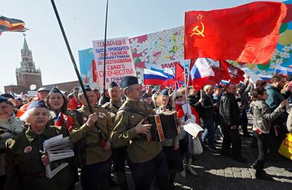 Una multitud celebra, este miércoles, el Día Internacional del Trabajo en la plaza Roja de Moscú (Rusia).