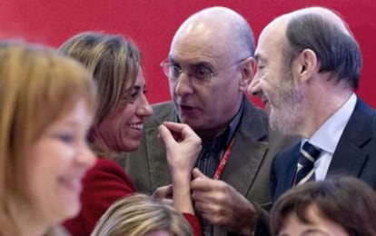 Rodolfo Ares speaks to Carme Chacón and Alfredo Pérez Rubalcaba.