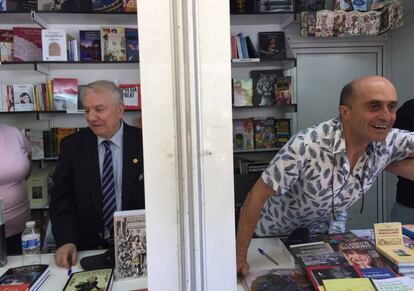 Pancracio Celdrán (izquierda) y Pepe Viyuela, este sábado en la Feria del Libro de Madrid.