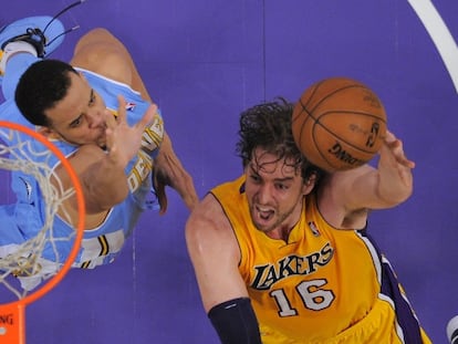 Pau Gasol lanza ante McGee.