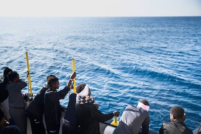 Un grupo de migrantes miran al horizonte desde el buque 'Aquarius', el 16 de junio de 2018.