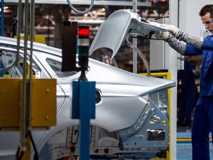 Un trabajador en la línea de montaje de la planta de Ford en Almussafes, Valencia.