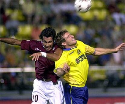 Martin Palermo (drcha), del Villarreal, y Galante, del conjunto italiano Torino, disputan un balón por alto.