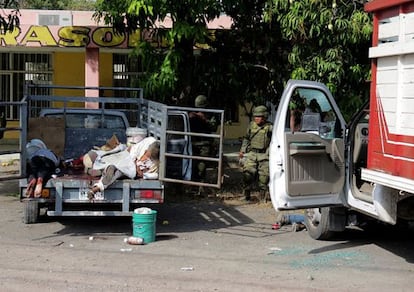 Soldados inspeccionan la escena de un tiroteo en Apatzing&aacute;n (M&eacute;xico).