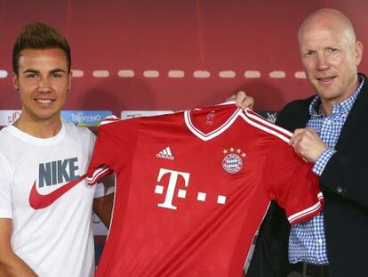 Mario Götze (i) posa con su nueva camiseta junto al director deportivo del equipo Matthias Sammer (d).