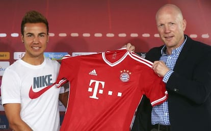 Mario Götze (i) posa con su nueva camiseta junto al director deportivo del equipo Matthias Sammer (d).