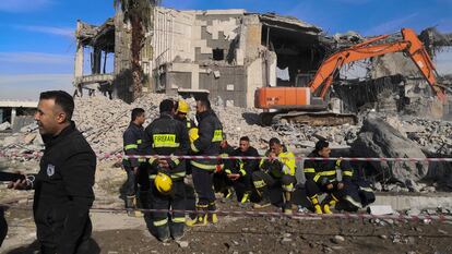 Los servicios de emergencias trabajan en la casa del empresario kurdo fallecido en el ataque iraní en Erbil, al norte de Irak.