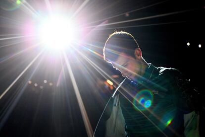 Novak Djokovic accede a la pista en un torneo en París-Bercy.