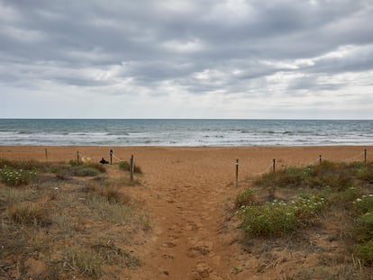 Vista general de la playa Marenys en Tavernes de la Valldigna, donde este martes fallecieron dos hombres de 60 años y una mujer de 45 que se estaban bañando en un momento en el que el mar estaba muy revuelto y con mucha corriente.