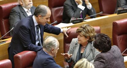 Francisco Camps conversa con Rafael Blasco y Milagrosa Martínez en las Cortes.