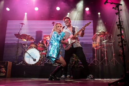 Paula Mattheus bailando con su guitarrista ayer en su concierto en Madrid.