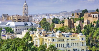 El Ayuntamiento de Málaga, con la catedral a la izquierda y la alcazaba a la derecha.