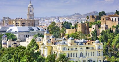 El Ayuntamiento de M&aacute;laga, con la catedral a la izquierda y la alcazaba a la derecha. 