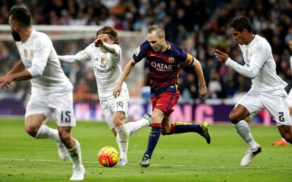 Andrés Iniesta en un momento del partido entre el Real Madrid y el FC Barcelona del 21 de noviembre de 2015, donde marcó el tercero de los cuatro goles de su equipo.