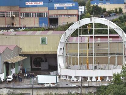 El telescopio situado dentro del complejo industrial permite contemplar sus características.