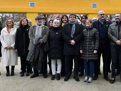 Carles Puigdemont, junto a los diputados de Junts per Catalunya. Lluis Puig (cuarto por la izquierda) y Clara Ponsatí (quinta).