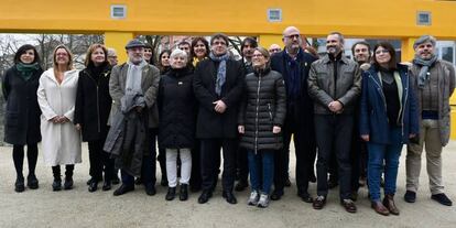 Carles Puigdemont, amb els diputats de Junts per Catalunya Lluís Puig (quart per l'esquerra) i Clara Ponsatí (cinquena).