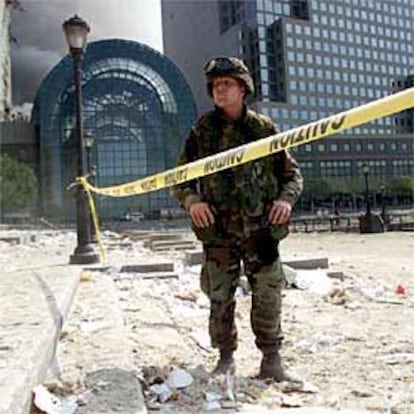 Un soldado de la Guardia Nacional, junto al cerco de seguridad  alrededor del Word Trade Center.