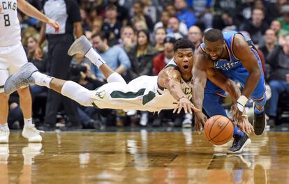 Giannis Antetokounmpo y Raymond Felton luchan por un balón suelto en un partido de la NBA en el Harris Bradley Center.