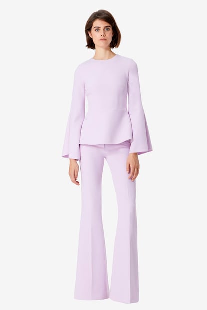 Conjunto en color lavanda de top (737 euros) y pantalón (510 euros).