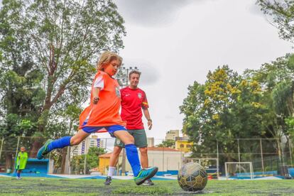 Un niño brasileño rubio juega al fútbol en São Paulo