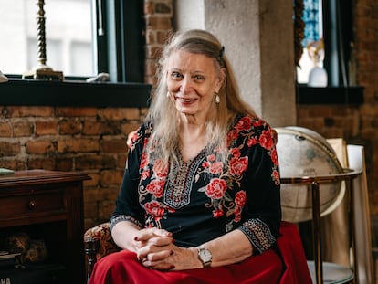 La economista Deirdre McCloskey, en su casa en Chicago este 4 de mayo.