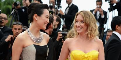 Las actrices Zhang Ziyi, con un espectacular collar y Ludivine Sagnier, en la alfombra roja de Cannes. 