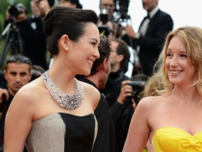 Las actrices Zhang Ziyi, con un espectacular collar y Ludivine Sagnier, en la alfombra roja de Cannes. 