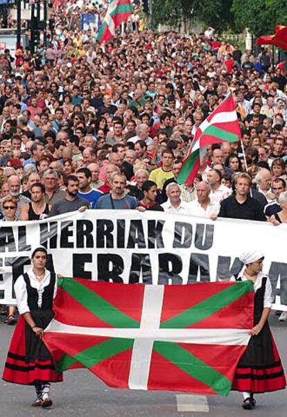 Miles de personas recorren las calles de San Sebastián en la manifestación.