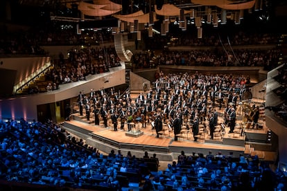 Kirill Petrenko (junto al podio, con un ramo de flores) y la Filarmónica de Berlín tras interpretar el pasado 26 de agosto la 'Séptima Sinfonía' de Mahler en el concierto inaugural de la temporada 2022-2023 en la Philharmonie de la capital alemana.