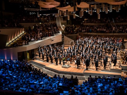 Kirill Petrenko (junto al podio, con un ramo de flores) y la Filarmónica de Berlín tras interpretar el pasado 26 de agosto la 'Séptima Sinfonía' de Mahler en el concierto inaugural de la temporada 2022-2023 en la Philharmonie de la capital alemana.