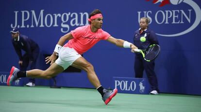 Nadal persigue una bola de Rublev.