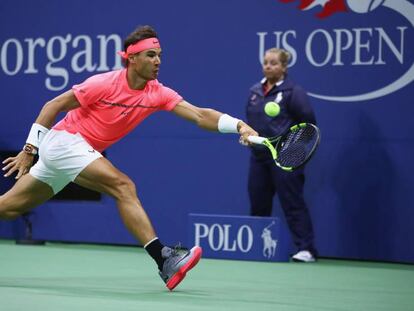 Nadal persigue una bola de Rublev.