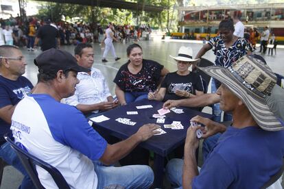 Habitantes se entretienen jugando a las cartas mientras se refugian en el coliseo durante la evacuación preventiva en Puerto Valdivia.