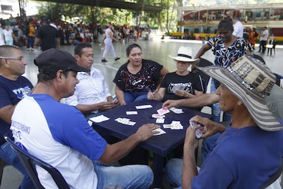 Habitantes se entretienen jugando a las cartas mientras se refugian en el coliseo durante la evacuación preventiva en Puerto Valdivia.