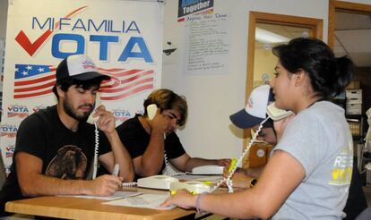 J&oacute;venes mexicanos se movilizan para las elecciones, en Arizona.