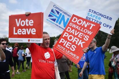 Un defensor de la salida de Reino Unido, de rojo, sostiene dos pancartas alusivas a la campaña proBrexit: "Vota Abandonar" y "No te tragues los pasteles de carne de Dave" (No te tragues los rechazos de David Cameron). Y un activista por la permanencia, de azul: "Más fuertes, más seguros, más ricos".