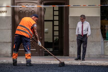 Asfaltado de una calle del centro de Madrid, este viernes.
