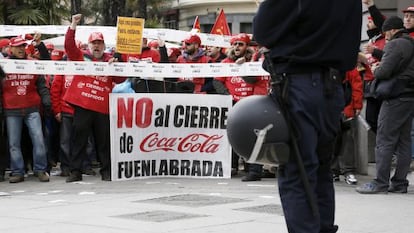 Protesta de trabajadores de Coca-Cola ante el Congreso