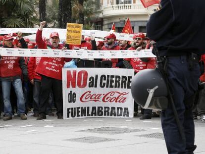 Protesta de trabajadores de Coca-Cola ante el Congreso