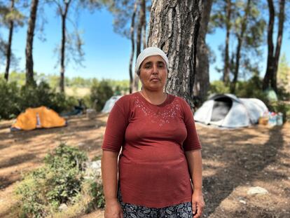 Ilkay Demir, vecina de la aldea de Ikizköy (suroeste de Turquía), en lo que ha quedado de bosque de Akbelen tras la tala masiva para ampliar una mina de lignito que gestiona la empresa que construirá el nuevo estadio del Barça.