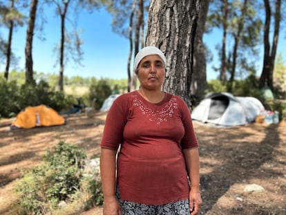 Ilkay Demir, vecina de la aldea de Ikizköy (suroeste de Turquía), en lo que ha quedado de bosque de Akbelen tras la tala masiva para ampliar una mina de lignito que gestiona la empresa que construirá el nuevo estadio del Barça.