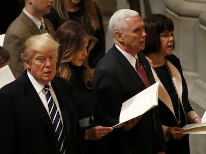 Donald Trump, com a esposa e seu vice-presidente, neste sábado na Catedral Nacional de Washington.