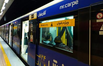 Vagón para mujeres en el metro de Teherán, el pasado 13 de febrero. 