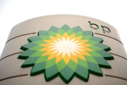 Imagen del logo BP en una estación de servicio en Londres.